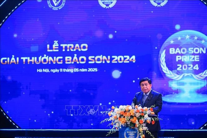 越南政府副总理阮志勇在颁奖典礼上发表讲话。图自越通社 giai-thuong-bao-son-11052025-01.jpg