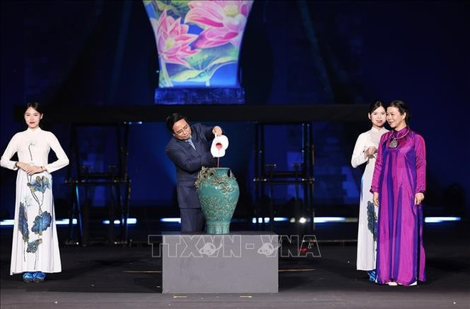 越南政府总理范明政践行五彩陶瓷彩绘仪式。图自越通社 thu-tuong-pmc.jpg
