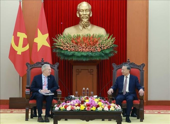 越共中央总书记苏林与美国-东盟商务理事会(USABC)主席、美国前驻越南大使特德·奥修斯。图自越通社 uuidf80c93e1-e153-48f1-9b6e-3592ee5ad436code001library1type1mode1loctruecaptrue.jpg