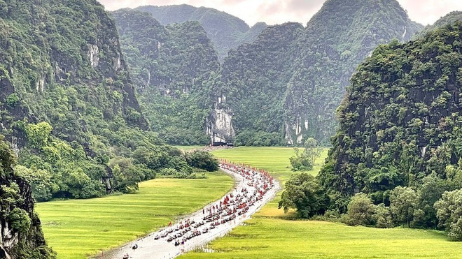 宁平旅游周吸引大量国内外游客前来参加。图自《人民报》 ninhbinh4.jpg