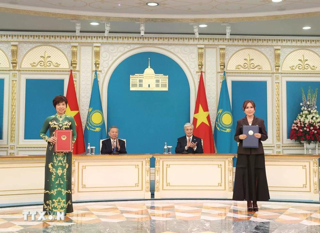 越共中央总书记苏林与哈萨克斯坦总统卡西姆-若马尔特·托卡耶夫共同见证越南通讯社与哈萨克斯坦总统广播电视公司(TRC)合作协议的签字。图自越通社 tong-bi-thu-to-lam-va-tong-thong-kazakhstan-chung-kien-le-trao-cac-van-kien-hop-tac-giua-hai-nuoc-06-1.jpg
