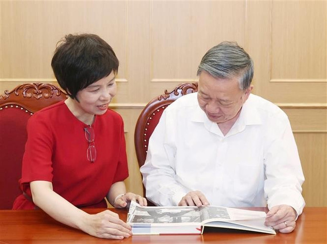 越南通讯社党委书记、社长武越庄向越共中央总书记苏林介绍越英双语画册《越南革命新闻事业百年历程(1925-2025)》。图自越通社 vna-potal-tang-tong-bi-thu-to-lam-sach-anh-100-nam-bao-chi-cach-mang-viet-nam-1925-2025-8083922.jpg
