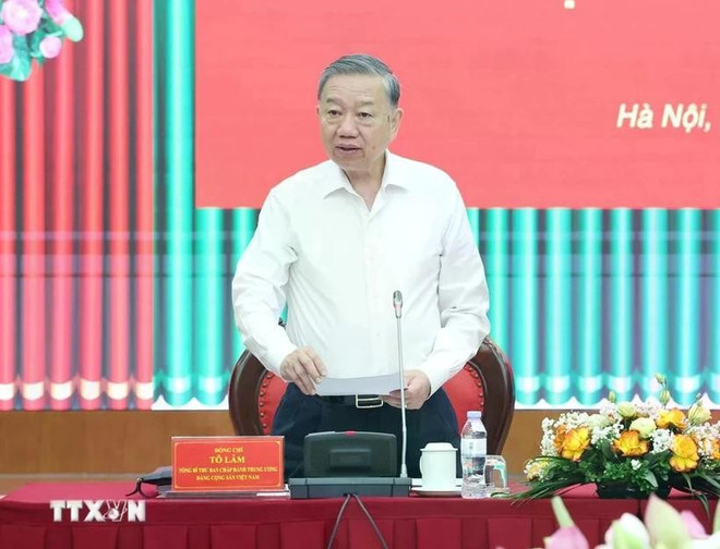 越共中央总书记苏林在会议上发言。图自越通社 tong-bi-thu-to-lam-lam-viec-voi-uy-ban-kiem-tra-trung-uong-2205-4.jpg