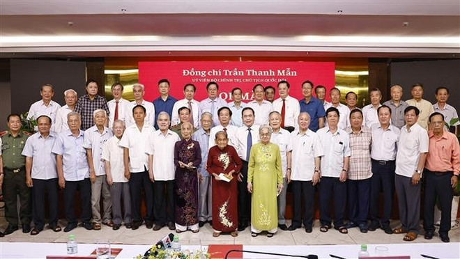 越南国会主席陈青敏与越南英雄母亲、原中央领导、第九军区和芹苴市、后江省历届领导人代表合影。图自越通社 be-me-vietnam-anh-hung.jpg