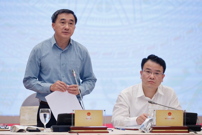 越南卫生部副部长陈文舜在5月6日举行的政府例行记者会上就全民免费医疗发表讲话。图自越通社 img2622-1746521460727195127641.jpg