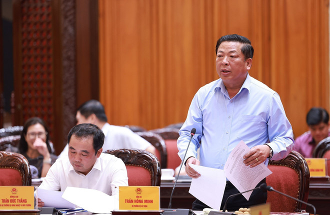 建设部部长陈鸿明在会议上发表讲话。图自越通社 vna-potal-thu-tuong-chu-tri-cuoc-hop-ve-trien-khai-chien-dich-xay-dung-truong-hoc-cho-cac-xa-bien-gioi-8175077.jpg