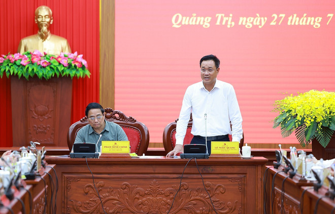 广治省委书记黎玉光在会议上发表讲话。图自越通社 vna-potal-thu-tuong-lam-viec-voi-ban-thuong-vu-tinh-uy-quang-tri-8174603.jpg