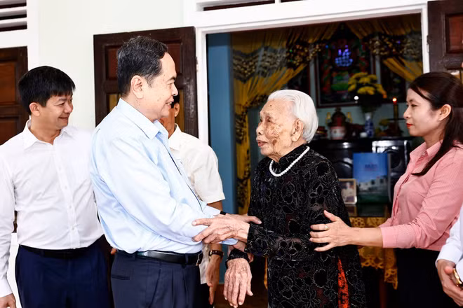 chu-tich-quoc-hoi-tran-thanh-man-tham-tang-qua-me-viet-nam-anh-hung-dao-thi-vui-ttxvn.jpg