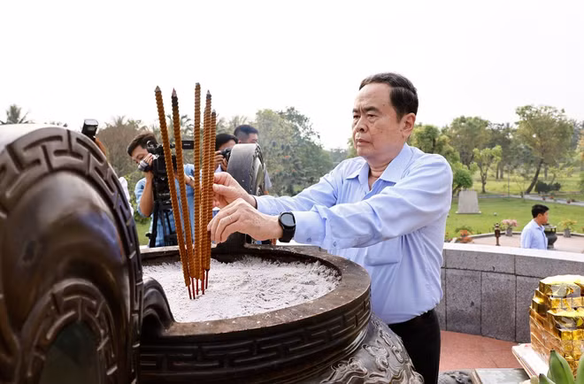 chu-tich-quoc-hoi-tran-thanh-man-dang-hoa-dang-huong-tuong-niem-cac-anh-hung-liet-si-hy-sinh-tai-thanh-co-quang-tri-ttxvn.jpg