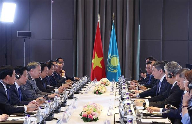 见面会场景。图自越通社 vna-potal-tong-bi-thu-to-lam-hoi-kien-thu-tuong-kazakhstan-8016223.jpg