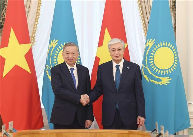 越共中央总书记苏林(左)与哈萨克斯坦共和国总统卡西姆若马尔特·托卡耶夫。图自越通社 vna-potal-tong-thong-kazakhstan-don-va-hoi-dam-voi-tong-bi-thu-to-lam-8015370.jpg
