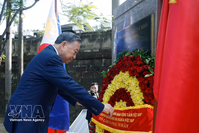 越共中央总书记、国家主席苏林在菲律宾向胡志明主席雕像敬献花圈。图自越通社