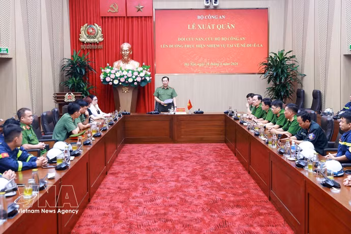 越南公安部为即将前往委内瑞拉执行任务的救援队举行出征仪式。图自越通社