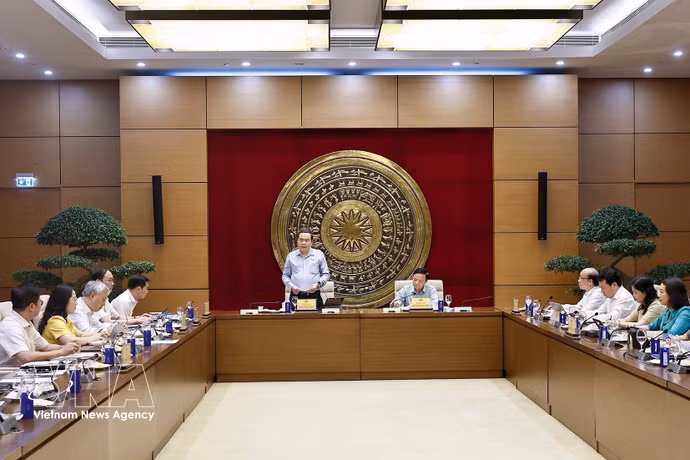 越南国会主席陈青敏在国会大厦主持召开与法律司法委员会常委会的工作会议。图自越通社