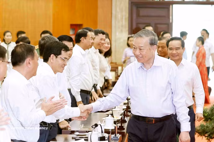 4月27日，越共中央总书记、国家主席苏林与胡志明市市委常委会举行工作会议。图自越通社