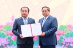 政府总理范明政向农业与环境部新任代理部长颁发任命书