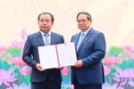 政府总理范明政向农业与环境部新任代理部长颁发任命书