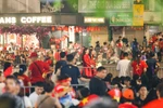 万众一心迎国庆80周年盛典，河内秋晨红旗飘扬