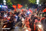 越南队战胜泰国队，成千上万球迷骑“摩托”