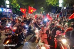 越南队战胜泰国队，成千上万球迷骑“摩托”