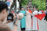 首都民众热情打卡迎国庆，沉浸在浓浓节日氛围中