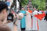 首都民众热情打卡迎国庆，沉浸在浓浓节日氛围中