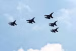 空军苏-30MK2战斗机编队在河内上空进行飞行表演。 图自越通社