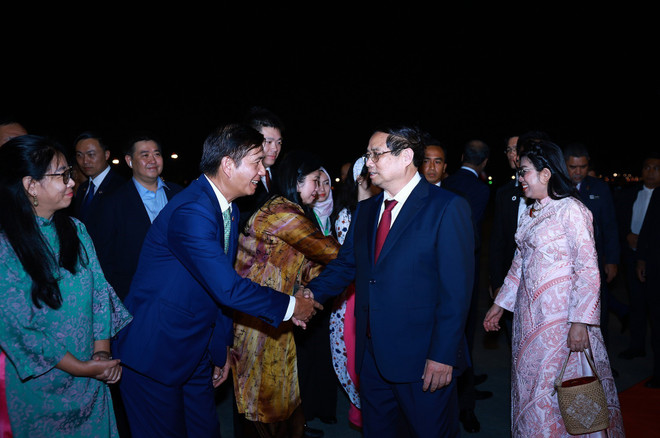 越南驻马来西亚大使馆干部人员热烈欢迎越南政府总理范明政和夫人对马来西亚进行正式访问并出席第46届东盟峰会。图自越通社 vna-potal-thu-tuong-va-phu-nhan-bat-dau-chuyen-tham-chinh-thuc-malaysia-va-tham-du-hoi-nghi-cap-cao-asean-lan-thu-46-8052351.jpg