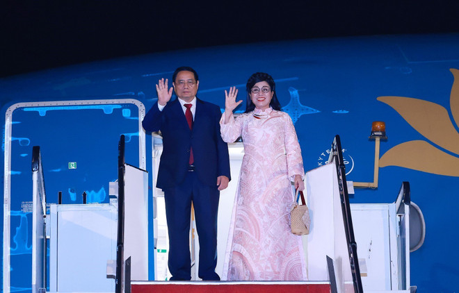 范明政总理和夫人抵达吉隆坡,开始对马来西亚进行正式访问并出席第46届东盟峰会。图自越通社 vna-potal-thu-tuong-va-phu-nhan-bat-dau-chuyen-tham-chinh-thuc-malaysia-va-tham-du-hoi-nghi-cap-cao-asean-lan-thu-46-8052353.jpg