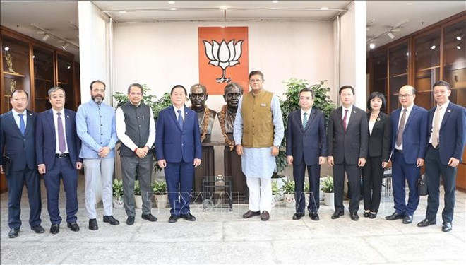 阮仲义部长和印度执政党人民党代表合影。图自越通社 vna-potal-truong-ban-tuyen-giao-va-dan-van-trung-uong-lam-viec-voi-dang-nhan-dan-an-do-bjp-stand.jpg