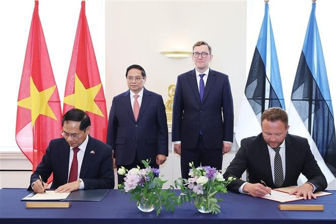 越南政府总理范明政与爱沙尼亚总理克里斯汀·米哈尔共同出席越南外交部与爱沙尼亚外交部签署合作谅解备忘录仪式。图自越通社 vna-potal-hai-thu-tuong-viet-nam-va-estonia-chung-kien-le-ky-van-kien-hop-tac-8077201.jpg
