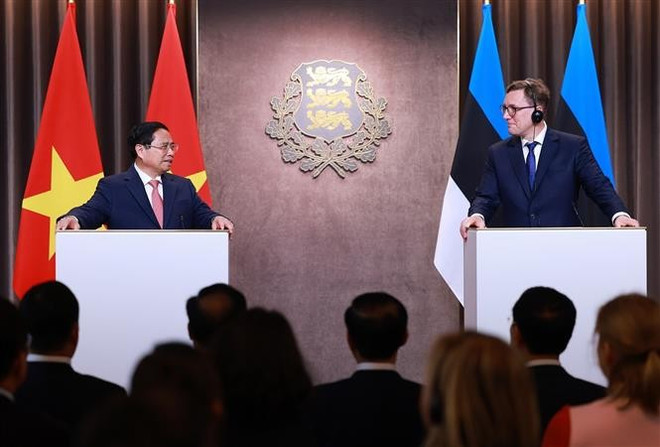 越南政府总理范明政与爱沙尼亚总理克里斯汀·米哈尔在会谈后联合举行新闻发布会并发表讲话。图自越通社 vna-potal-thu-tuong-pham-minh-chinh-hoi-dam-voi-thu-tuong-estonia-kristen-michal-8077228.jpg