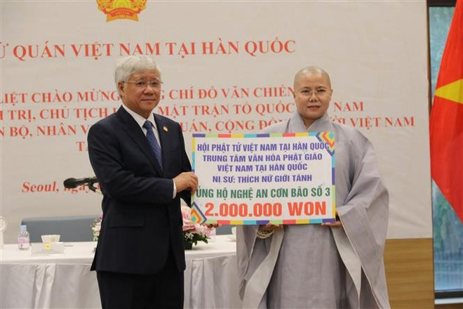韩国越南佛教徒协会主席释女界性尼姑向越南乂安省受台风3号影响的民众捐赠200万韩元善款。图自越通社 vna-potal-chu-tich-do-van-chien-tham-dai-su-quan-va-gap-go-ba-con-nguoi-viet-tai-han-quoc-8186644.jpg