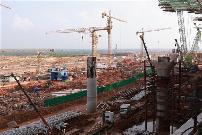 隆城国际机场施工现场。图自越通社 vna-potal-thu-tuong-kiem-tra-tien-do-thi-cong-cang-hang-khong-quoc-te-long-thanh-8186792.jpg