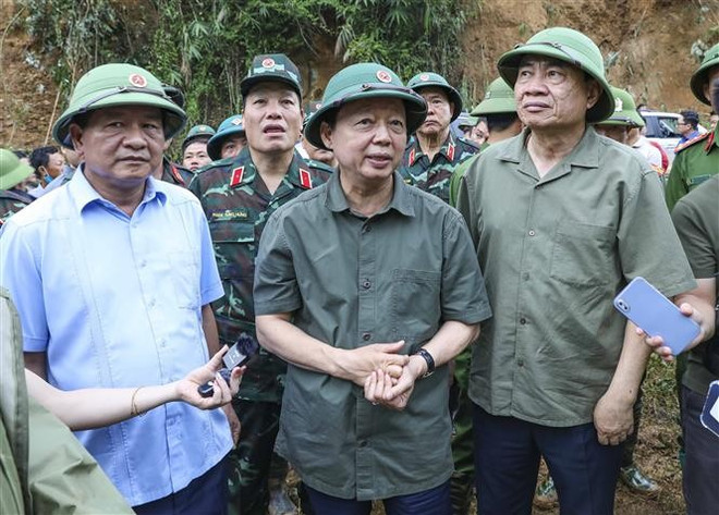 越南政府副总理陈红河亲临奠边省沙荣乡行浦西村视察。图自越通社 vna-potal-dien-bien-no-luc-khac-phuc-hau-qua-lu-quet-sat-lo-dat-8186192.jpg