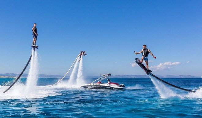 DIFF 2024开幕之夜为游客呈现水上摩托与飞人喷射表演秀。图自越通社 jetski-flyboards-diff-2024.jpg