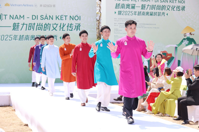 设计师俊盛(Tuấn Sành)的奥黛系列在北京长城脚下举行的“越南奥黛——魅力时尚的文化传承”时装秀上亮相。图自越通社 vna-potal-ao-dai-viet-nam-toa-sang-tai-bac-kinh-7982689.jpg