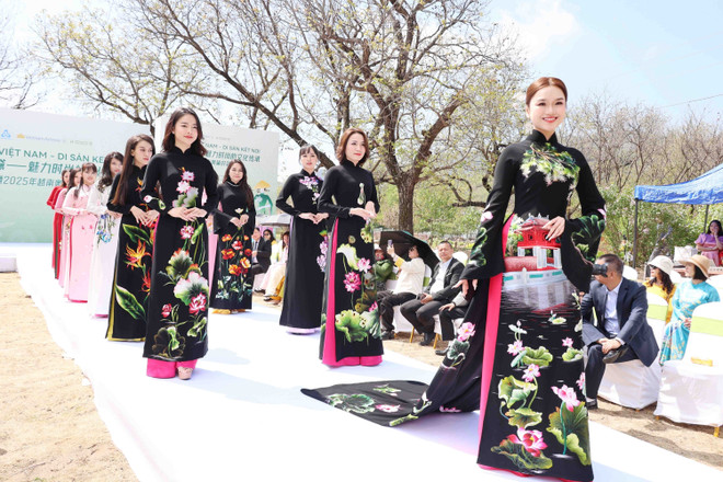 设计师俊盛(Tuấn Sành)的奥黛系列在北京长城脚下举行的“越南奥黛——魅力时尚的文化传承”时装秀上亮相。图自越通社 vna-potal-ao-dai-viet-nam-toa-sang-tai-bac-kinh-7982683.jpg