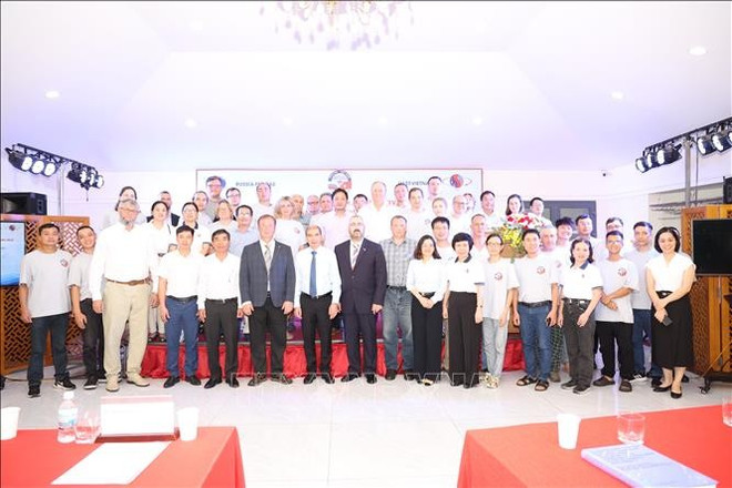 双方代表合影。图自越通社 viet-nga-2.jpg