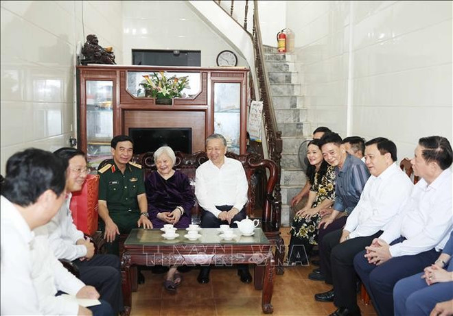 苏林一行前往探望并向越南英雄母亲阮氏莺赠送慰问品。图自越通社 tbt-tham-me-vnah.jpg