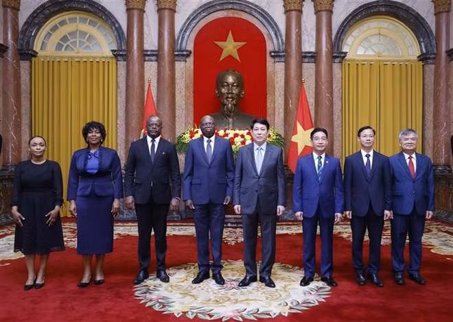 vna-potal-chu-tich-nuoc-luong-cuong-tiep-dai-su-angola-trinh-quoc-thu-7991927.jpg