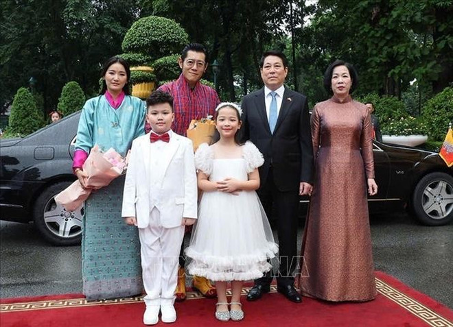 越南国家主席梁强及夫人同不丹国王吉格梅·凯萨尔·纳姆耶尔·旺楚克与王后合影留念。图自越通社 vna-potal-chu-tich-nuoc-chu-tri-le-don-quoc-vuong-bhutan-tham-cap-nha-nuoc-toi-viet-nam-stand.jpg