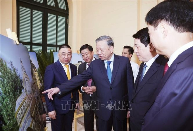 苏林总书记参观河内黎石街2号北部府大楼。图自越通社 vna-potal-tong-bi-thu-va-chu-tich-nuoc-du-le-ban-giao-tru-so-lam-viec-co-quan-chu-tich-nuoc-stand-1.jpg