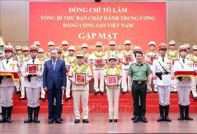 苏林总书记和公安部长梁三光大将同全国人民公安力量先进典型代表合影留念。图自越通社 tbt4-040825.jpg