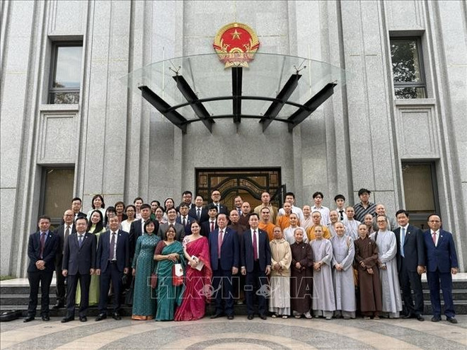 由阮仲义同志率领的代表团与越南驻印度大使馆干部、工作人员及旅印越南人社群代表合影留念。图自越通社 hoi-thao3-060625.jpg