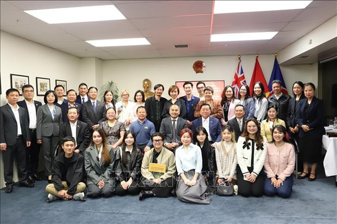 阮仲义部长与越南驻新西兰大使馆干部以及旅居新西兰越南人代表合影。图自越通社 vn-new-zealand3.jpg
