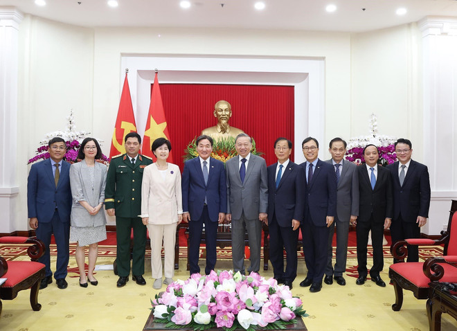 双方代表合影留念。图自越通社 vna-potal-tong-bi-thu-to-lam-tiep-dac-phai-vien-cua-tong-thong-han-quoc-8178798.jpg