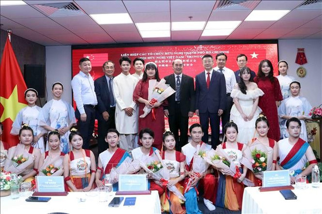 代表们与参加文艺表演的大学生合影留念。图自越通社 vna-potal-hop-mat-ky-niem-76-nam-quoc-khanh-trung-quoc-tai-thanh-pho-ho-chi-minh-stand.jpg
