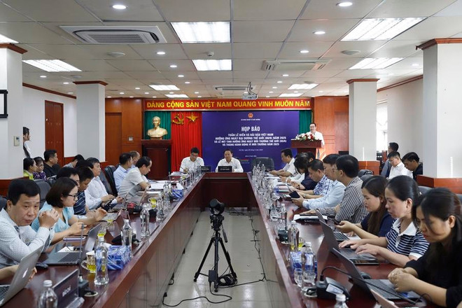 新闻发布会现场。图自https://vneconomy.vn/ baonnmt-20250528-hopbao-8.jpg