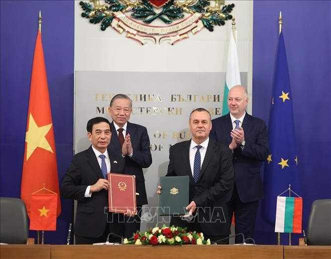 越共中央总书记苏林与保加利亚总理罗森·热利亚兹科夫共同见证两国国防部签署加强国防合作意向书。图自越通社 ky-ket.jpg
